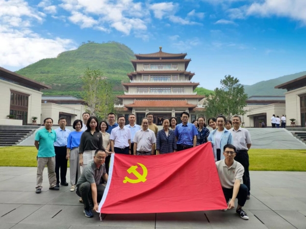 广科院党委理论学习中心组参观中国国家版本馆